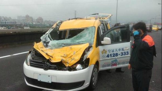 ...und ein Taxi. Der Fahrer des Wagens kam mit mittelschweren Kopfverletzungen davon.