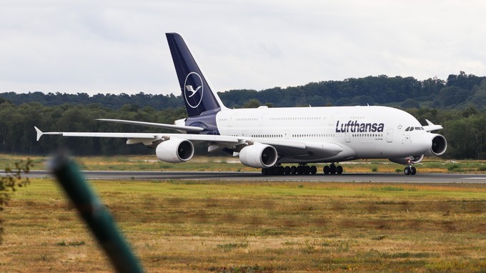 Lufthansa holt nach der Covid-Pause acht A380 zurück in den Betrieb - gerade auch, weil die Boeing 777X und andere Langstreckenflieger Verspätung haben. Die deutsche Fluglinie hat 20 Boeing 777-9 bestellt sowie sieben Frachter vom Typ 777-8 F.