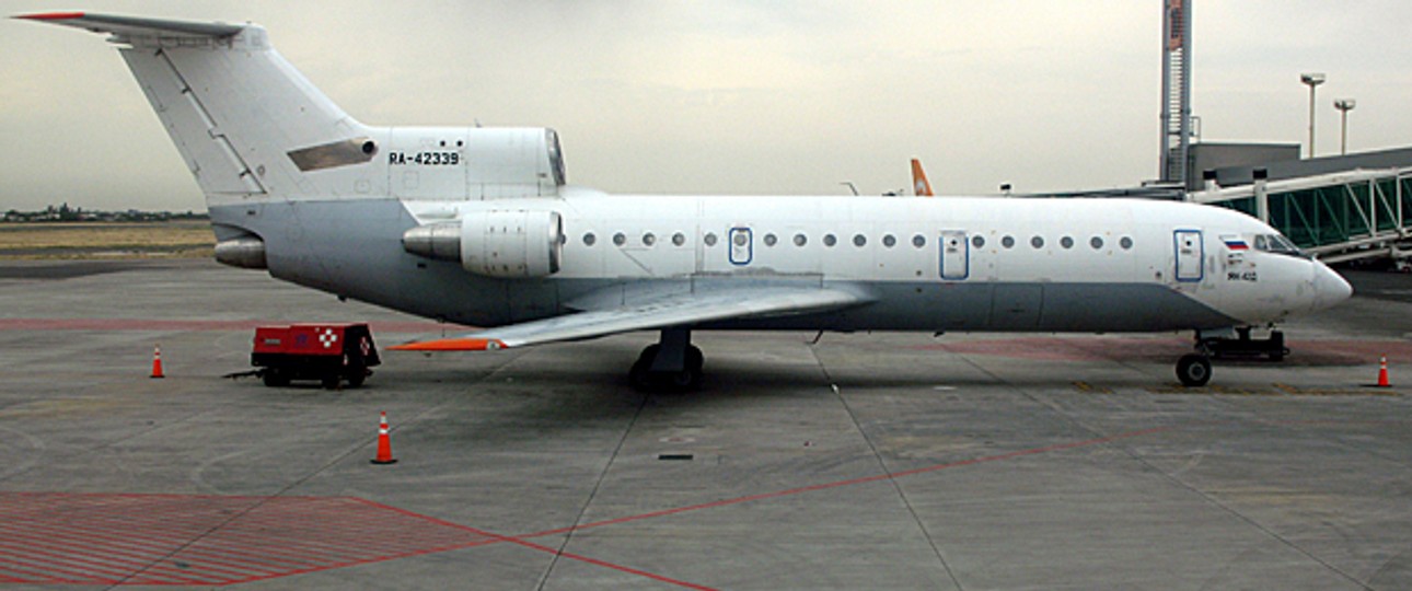 Eine Yak-42D von Alania in Zvartnots: Nicht flugtauglich.