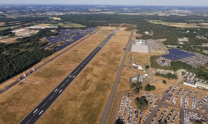 Der Flughafen Weeze aus der Luft: Der Airport hat noch freie  Kapazitäten für Businessverkehr.