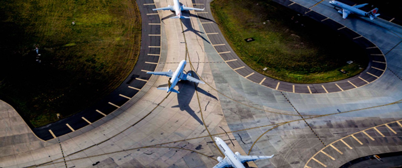 Viele Airlines, viel Auswahl: Die Umfrage zeigt, dass weltweit die eigenen Erfahrungen der Passagiere (70%) das wichtigste Kriterium bei der Entscheidung für eine Fluglinie sind. Es folgen Freunde und Bekannte (57%) und Reisevergleichsportale (40%) als zweit- und drittzuverlässigste Quelle.