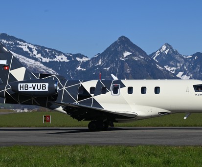 Pilatus PC-24 beim Hersteller im Schweizer Kanton Nidwalden: Trägt vorne den Platoon-Schriftzug und hinten das Schweizer Testkennzeichen HB-VUB.