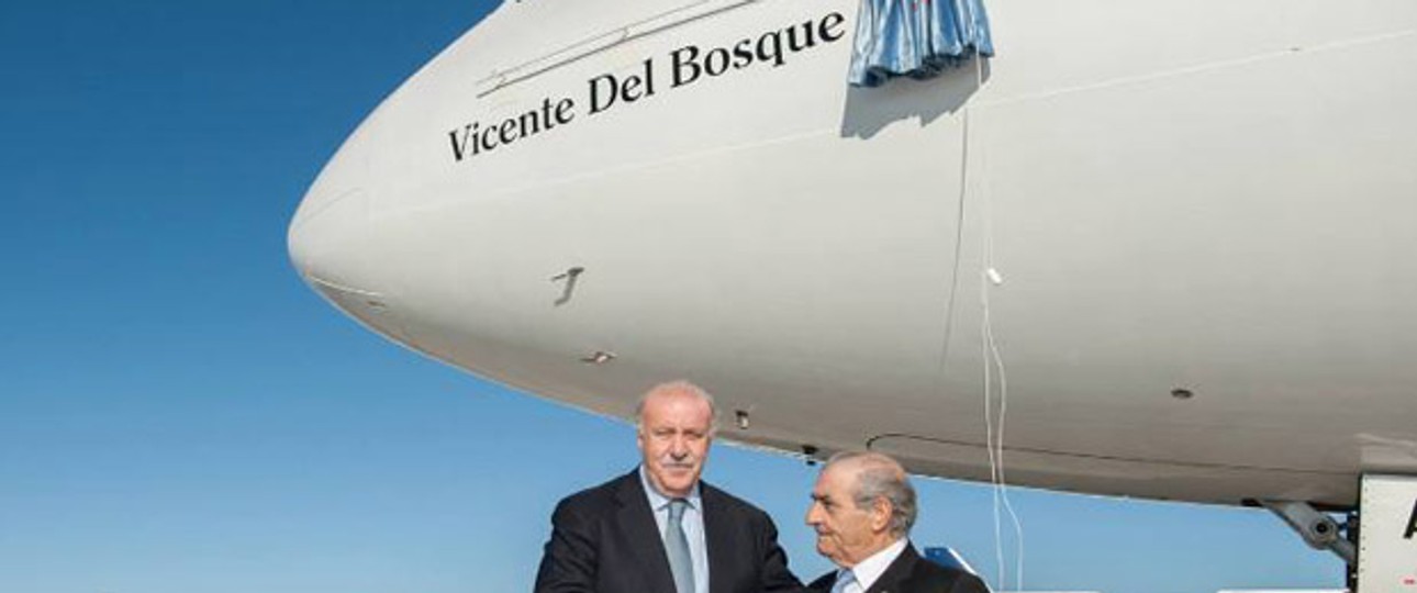 Vicente Del Bosque vor dem Airbus A330: Der spanische Trainer gab dem Flugzeug seinen Namen.