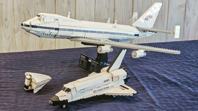 Die Boeing 747 kann nur mit eingefahrenem Fahrwerk auf dem Standfuß gestellt werden.