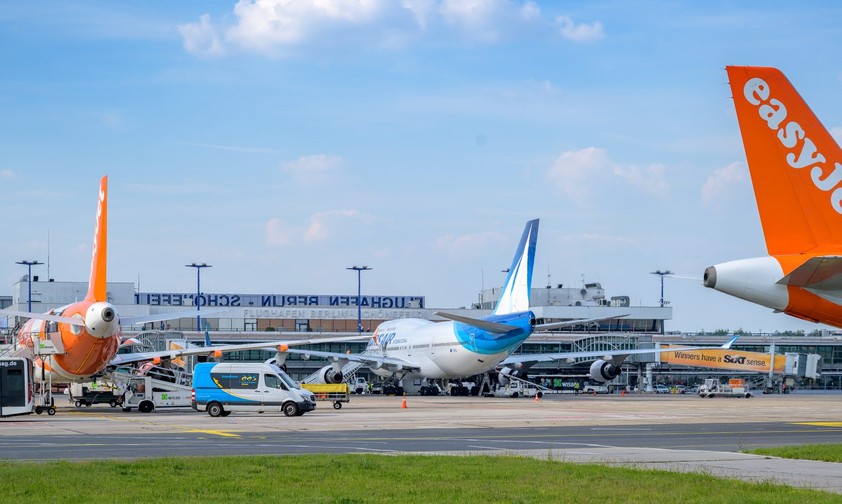 Eine Boeing 747 der Corsair am Flughafen Schönefeld.