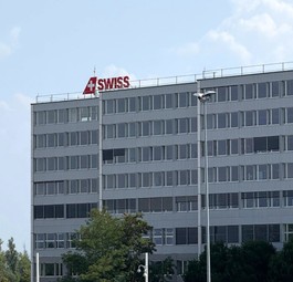 Das markante Swiss-Gebäude am Flughafen Basel: Mehr drin los, als man denkt.