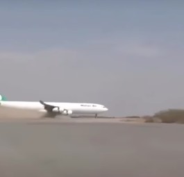 Airbus A340-300 von Mahan Air bei der Landung im Jemen: Der Airport ist seit zehn Jahren gesperrt.