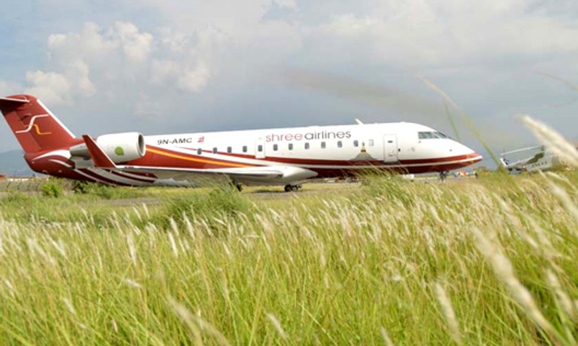 Vorne ein Flugzeug, im Hintergrund ein Helikopter: Shree Airlines beschreitet neue Wege.
