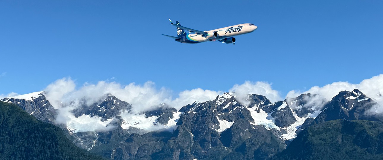 Boeing 737 Max 10 über Alaska (Montage): Alaska Airlines baut aus. 