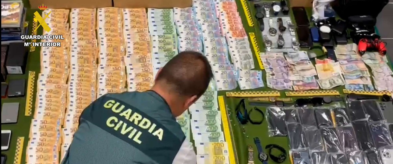 Ein Mitarbeiter der Guardia Civil vor der Diebesbeute: Der Schaden soll bei rund zwei Millionen Euro liegen.
