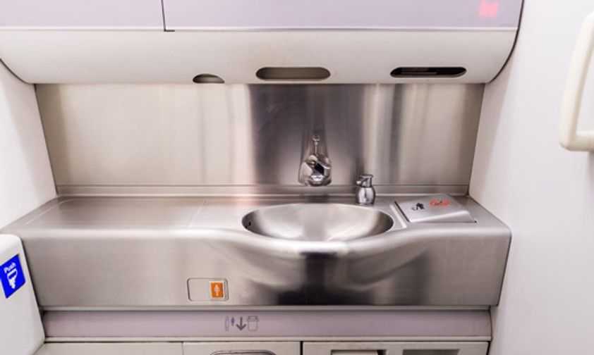 Wasserhahn im Flugzeug-WC: Trinken verboten.