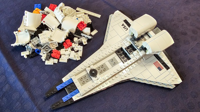 Wir legen mit dem Bau des Space Shuttle Enterprise los.