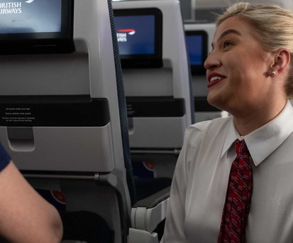 British Airways Kabinenpersonal in weißer Bluse: Der Stoff war vielen Beschäftigten zu dünn.