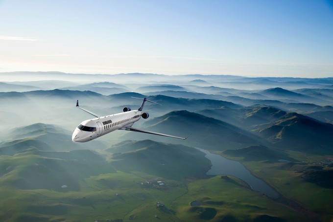 Die CRJ wurde 1991 vom Hersteller Canadair auf den Markt gebracht, den Bombardier später übernahm. Von den Modellen wurden bisher insgesamt rund 1900 Stück verkauft (im Bild: CRJ1000).