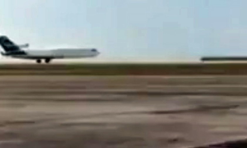 Boeing 727 landet ohne vorderes Fahrwerk