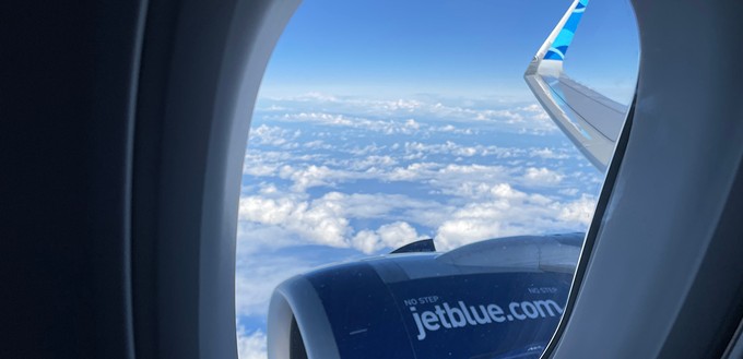 Jetblue fliegt 5,5 Prozent weniger.