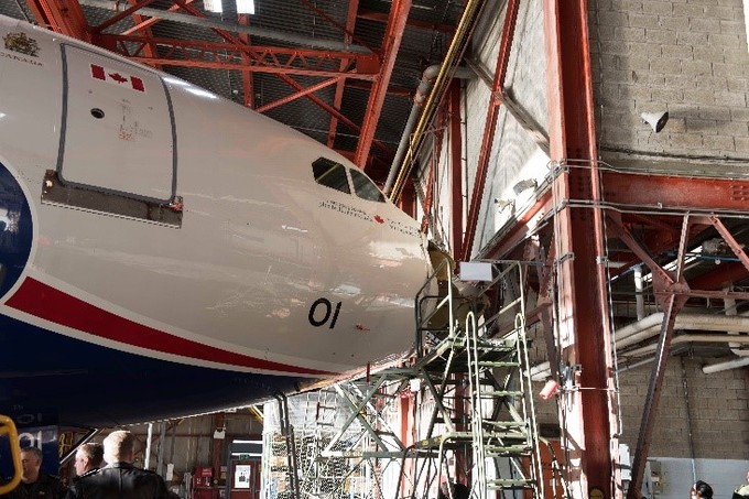 Autsch: Die Nase der CC-150 Polaris Nummer 01 knallte im Hangar in die Rückwand.