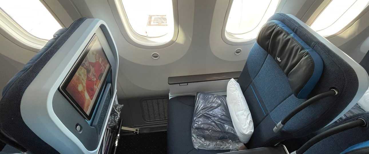 Der Sitz in der Premium Economy von KLM: Viel Platz und viel Komfort.