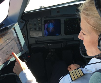 Pilotin im Lufthansa-Cockpit: Die Gehälter steigen.