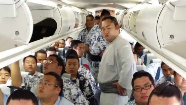 Kurze Zeit später sind die Gesichter nicht mehr rund, sondern lang: Denn die 29 Männer reizen die Platzverhältnisse in der Propellermaschine der Japan Airlines aufs Äußerste aus.