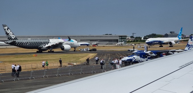 Face to face: Airbus A350 und Boeing 777-9.