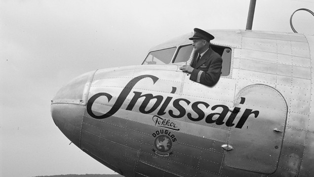 Der Chefpilot präsentiert 1938 stolz das Cockpit einer DC-3 auf dem Flugplatz Dübendorf