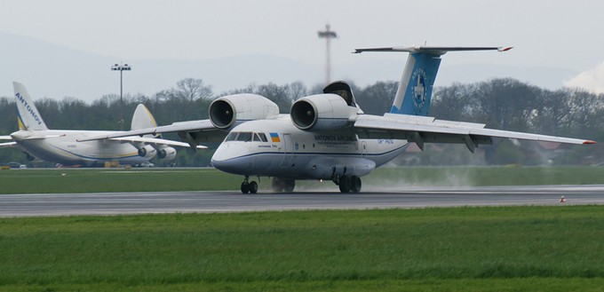 Antonov An-74, eine Variante der An-72:  Das Flugzeug ...