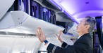 Flugbegleiter von United Airlines: Pins sind nur noch mit US-Flagge erlaubt.