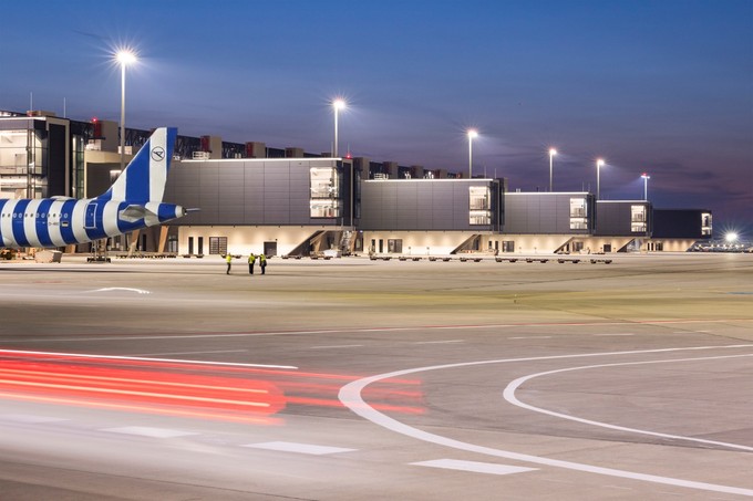 Noch ist es leer auf dem Vorfeld vor dem Terminal 3 in Frankfurt. 
