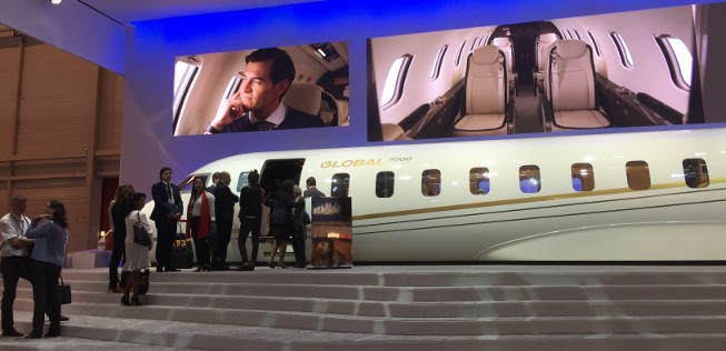 Mock-up der Global 7000 in den Hallen der Genfer Palexpo. Der Flieger soll 2018 als schnellster Businessjet auf den Markt kommen.