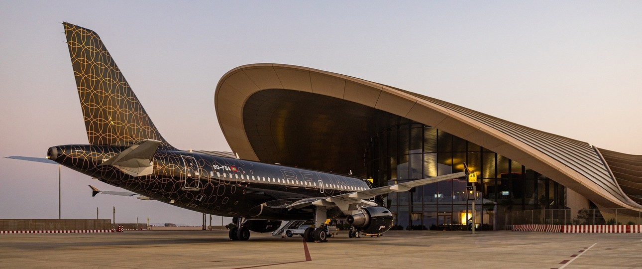 Jet von Beond am Red Sea International Airport: Flugzeuge nahe an den Pods. 