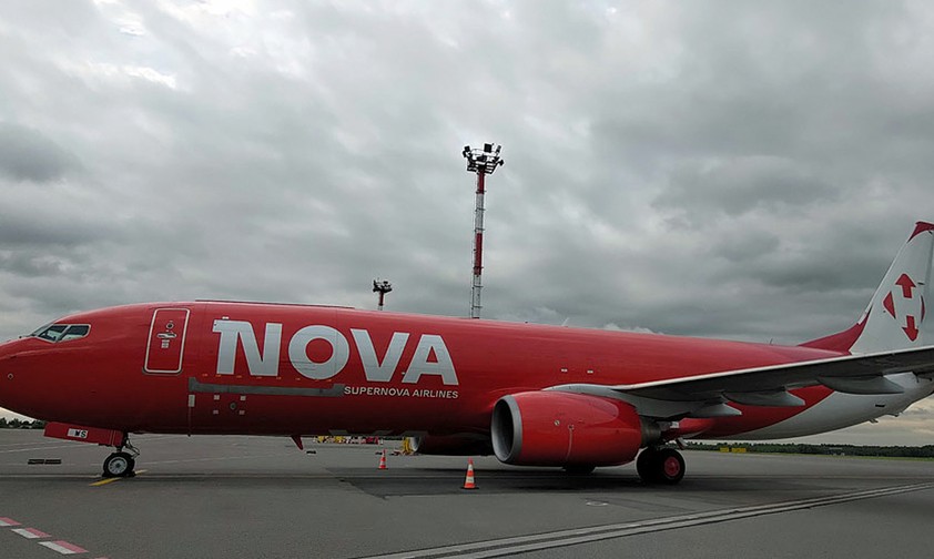 Die Boeing 737-800 in ihren neuen Farben: Künftig für Nova Poshta im Einsatz.