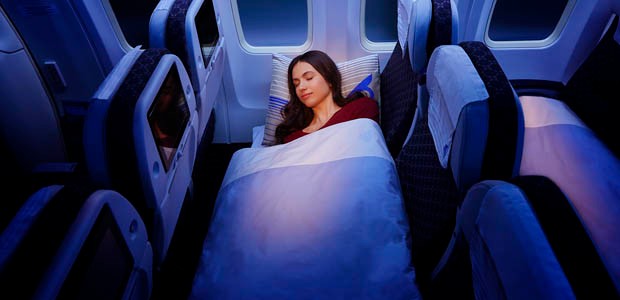 Schlaf in der Economy-Sleeper-Klasse: Drei Sitze, Matratze, Decke und Kissen.