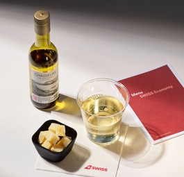 Das neue Apéro-Angebot von Swiss auf Langstrecken in der Economy und Premium Economy.