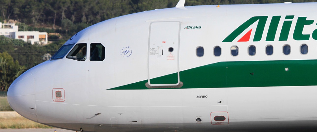 Ein Airbus von Alitalia : Die Airline halbiert ihre Flotte und streicht viele Routen.