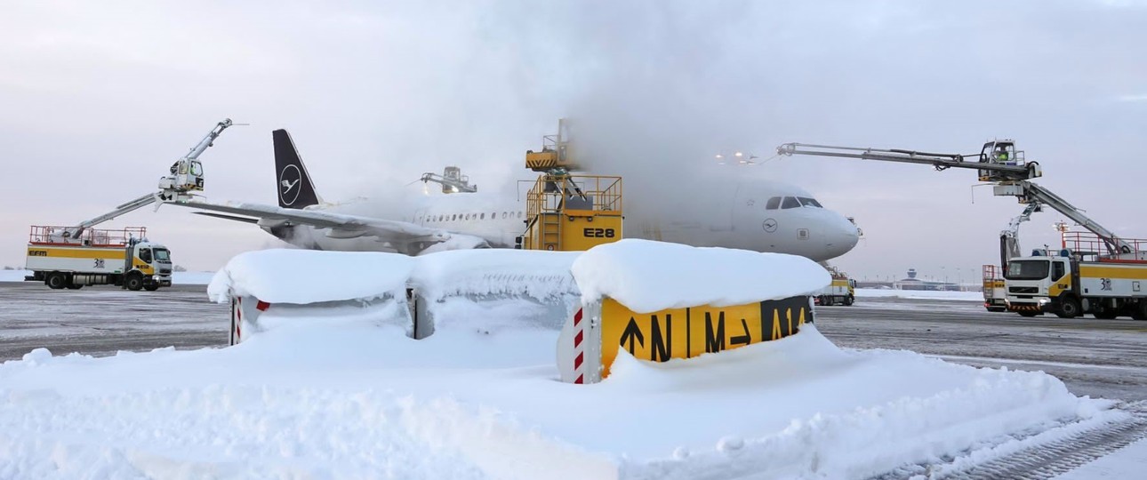 Lufthansa-Jet bei der Enteisung am Flughafen München: Für die Nacht ist Eisregen vorhergesagt.