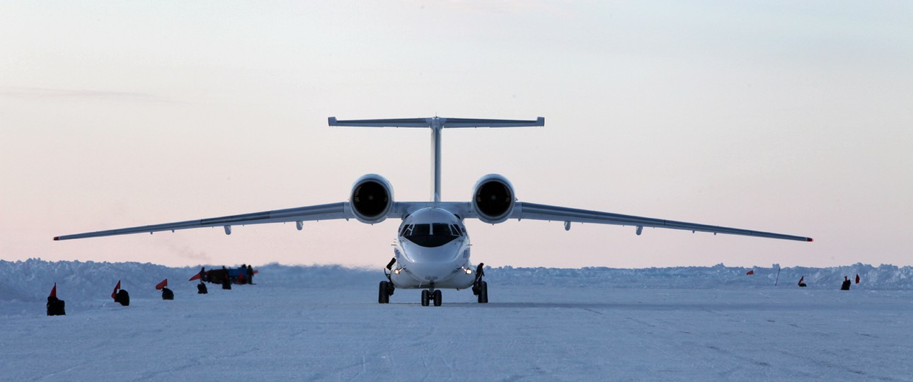 Die Antonov An-74 landet auf einer Eispiste, ...