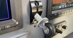 Der Hebel zum Ein- und Ausfahren des Fahrwerks im Cockpit der Let L410 NG: Hier ist der Griff wirklich ein kleines Rad. Ganz so deutlich...