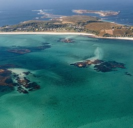 Blick aus de Flugzeug auf die Isles of Scilly: Wasserstoff als Zukunftslösung.