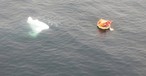 Die beiden Deutschen in der Rettungsinsel - neben ihnen treibt Eis im Atlantik.