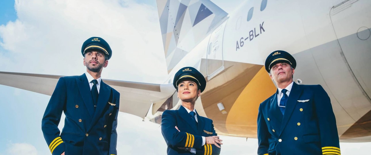 Etihad-Crew und -Flugzeug: Die Airline will ein moderneres Image.