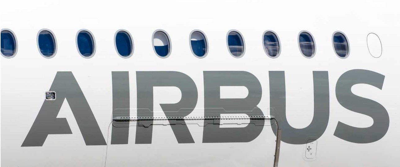 Airbus-Schriftzug auf einem Flugzeug: In den USA überraschte Airbus US mit einem ungewöhnlichen Tweet.