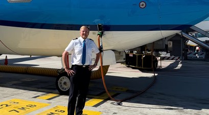 König Willem Alexander vor einer Boeing 737 von KLM: Der König fliegt zwei bis dreimal pro Monat.