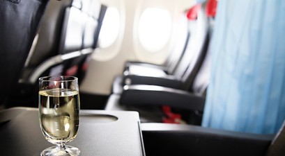 Drink im Flugzeug: Vor Abflug bleibt in den USA dafür weniger Zeit.