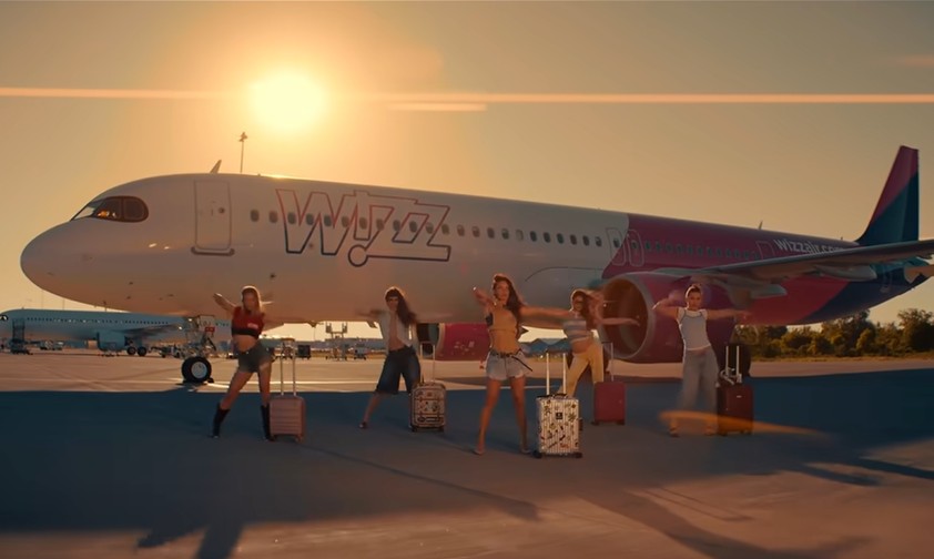INNA und Wizz Air: Das Video zu Wizz Away wurde am Flughafen Bukarest gedreht.