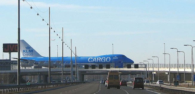 Heute gehört der Flughafen – auch für Nicht-Passagiere – zu den spektakulärsten der Welt. Neben einer Außenstelle des weltberühmten Rijksmuseums führt eine der Taxiways über die Autobahn A4.