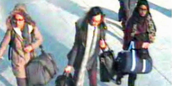 Britische Teenager am Flughafen Gatwick: Wie diese drei Mädchen sollen nicht weitere junge Menschen nach Syrien reisen können, um sich der Terrororganisation IS anschliessen zu können.