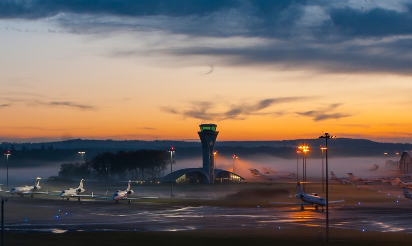 Das Vorfeld am Farnborough Airport in der Nähe von London.