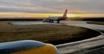 Geparkter Airbus A320 von Wow Air am Flughafen Reykjavik/Keflavik: Die Flugline muss dringend sparen.