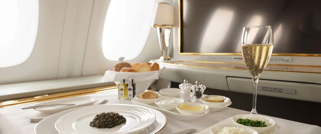 Kaviar und Champagner: Wer First Class fliegt, bekommt das bei Emirates unbegrenzt.